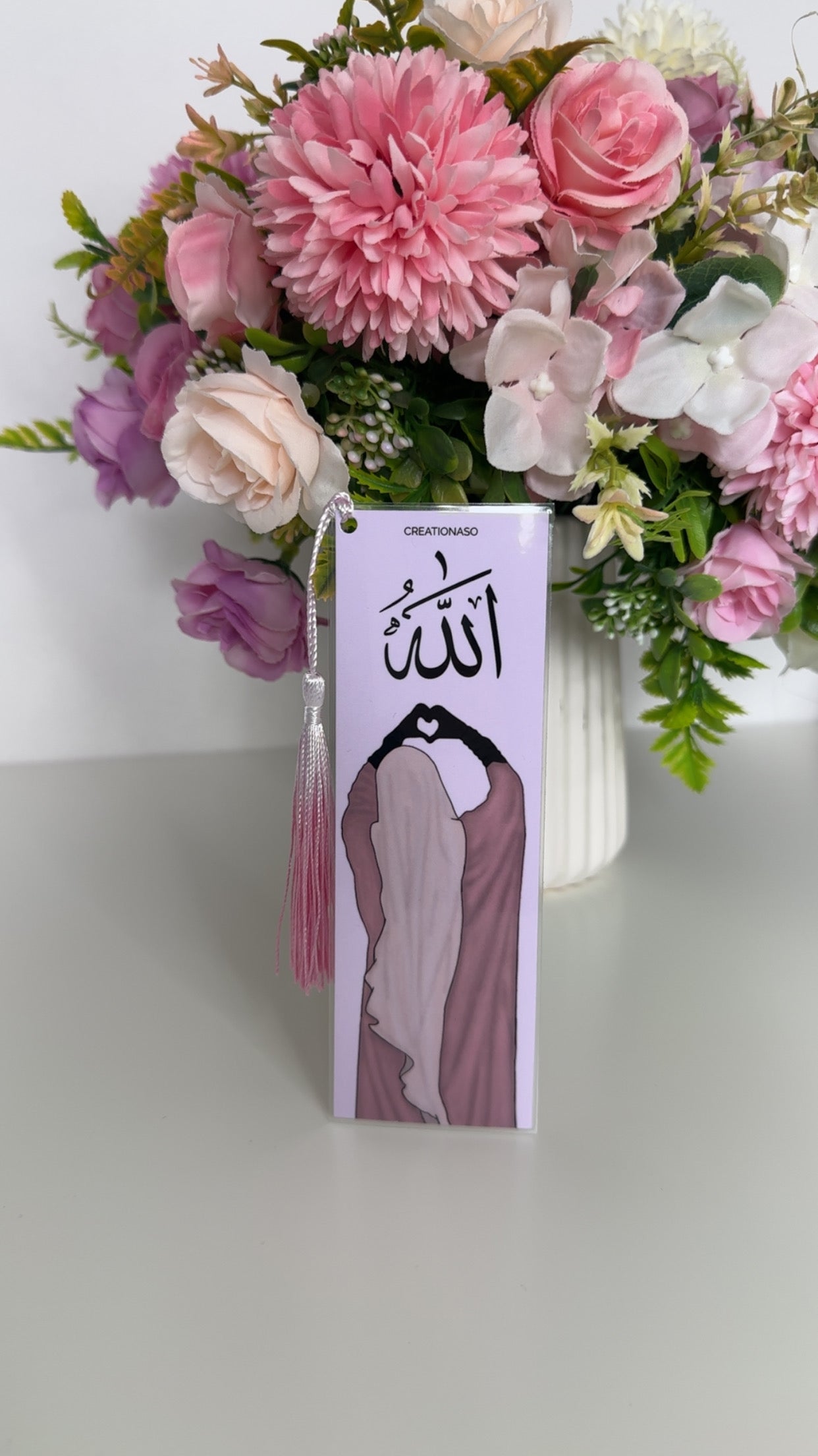 Marque-page avec pompon – l’accessoire indispensable pour vos moments de lecture -2