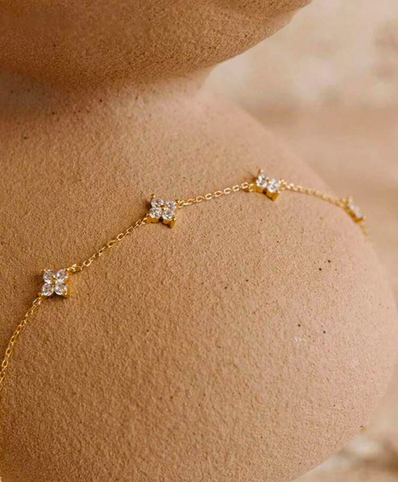 Collier doré femme avec pendentifs fleuris en zirconium