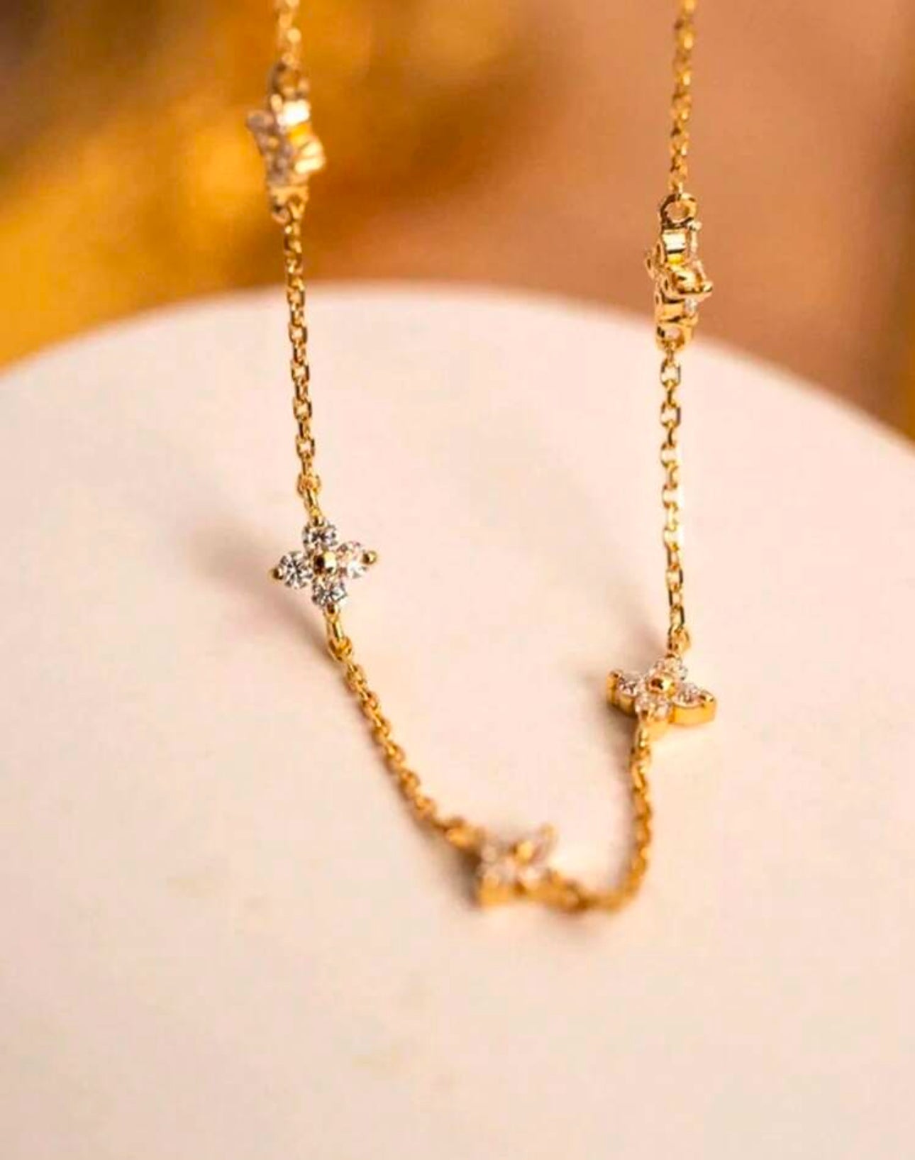 Collier doré femme avec pendentifs fleuris en zirconium