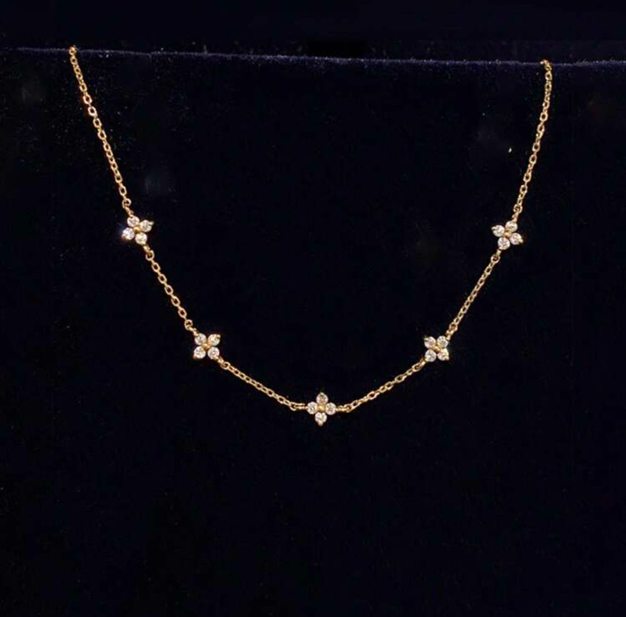 Collier doré femme avec pendentifs fleuris en zirconium