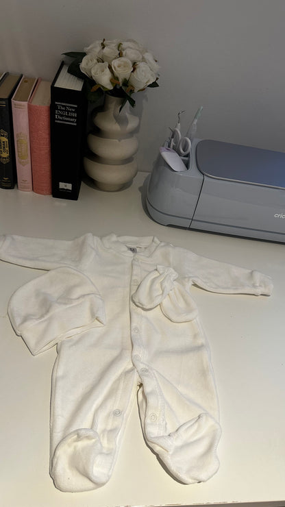 3-piece baby set (pajama bodysuit, mitten, hat)