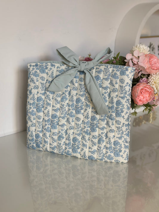 Grande pochette matelassée fleurie Bleue– Livre & ordinateur