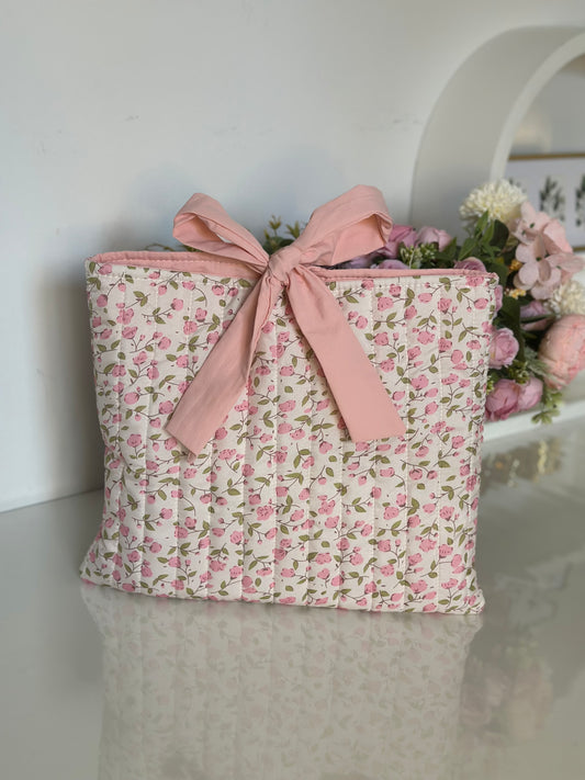 Grande pochette matelassée fleurie – Livre & ordinateur
